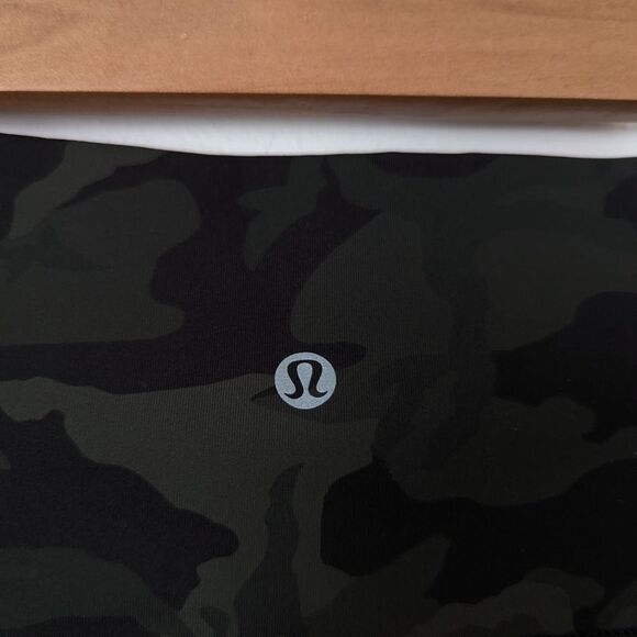 Lululemon gator green black incognito camo Wunder Under luxtreme crop leggings - Picture 3 of 6